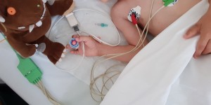 Beitragsbild des Blogbeitrags Mit Kindern im Krankenhaus: Tipps von der Psychotherapeutin 