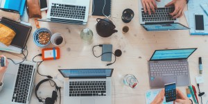 Beitragsbild des Blogbeitrags Typologie der Online-Mütter – Survival-Guide für Facebook Mutti-Gruppen