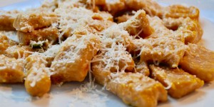 Beitragsbild des Blogbeitrags Kürbisgnocchi: einfach köstlich und köstlich einfach!