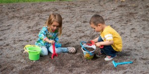 Beitragsbild des Blogbeitrags „Ihr Kind spielt da mit Flüchtlingskindern….“ Beitrag zur Blogparade #lautwerden