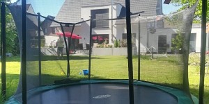 Beitragsbild des Blogbeitrags „Aus dem Weg und halt‘ mal meine Schuhe!“ Neffa hüpft mit BERG in den Frühling 