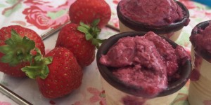 Beitragsbild des Blogbeitrags Ratzefatze Erdbeereis mit so gut wie keinem Zucker