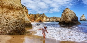 Beitragsbild des Blogbeitrags Roadtrip mit Kindern durch Portugal: Algarve und Atlantikküste