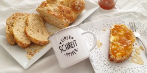 Beitragsbild des Blogbeitrags Wetten, dass du die Zutaten für diesen einfachen Hefezopf zu Hause hast? 