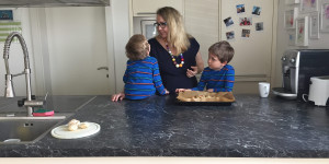 Beitragsbild des Blogbeitrags Experteninterview: Warum und wie viel Kinder im Haushalt helfen sollten und wie das klappt