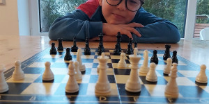 Beitragsbild des Blogbeitrags Warum Schach deine Kinder klug und kreativ macht + Tipps für Anfänger