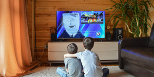 Beitragsbild des Blogbeitrags Fernsehen, iPad und Co: Wie viel Zeit Kinder vor dem Bildschirm verbringen dürfen (Experteninterview) 