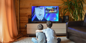 Beitragsbild des Blogbeitrags Fernsehen, iPad und Co: Wie viel Zeit Kinder vor dem Bildschirm verbringen dürfen (Experteninterview)