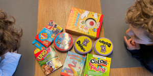 Beitragsbild des Blogbeitrags Diese 11 Kartenspiele für Kinder ab 5 Jahren begeistern die ganze Familie