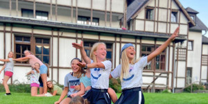 Beitragsbild des Blogbeitrags 9 Tipps wie deine Kinder spielend Englisch lernen + Rabattcode für Inspire English Camps