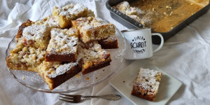 Beitragsbild des Blogbeitrags Ratzfatz Rhabarberkuchen vom Blech mit Tonkabohnen-Streusel