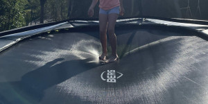 Beitragsbild des Blogbeitrags Sprung in den Sommer: Wir testen das Champion Trampolin von BERG 