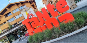 Beitragsbild des Blogbeitrags Fridaridarallala: Wir testen das verrückte Familienhotel Tante Frida in Maria Alm