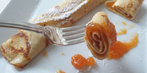 Beitragsbild des Blogbeitrags Günstige Familienküche unter 10 Euro: Palatschinken nach Omas Rezept