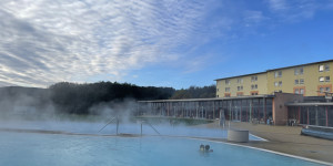 Beitragsbild des Blogbeitrags Plitsch-Platsch-Badespaß: Unser Testbericht zur H₂O Therme in Bad Waltersdorf (inklusive genialem Gewinnspiel!) 