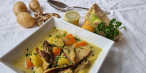 Beitragsbild des Blogbeitrags Günstige Familienküche unter 10 Euro: Kartoffelsuppe mit Steinpilzen