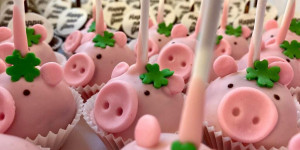 Beitragsbild des Blogbeitrags Süße Glücksbringer für Silvester selbst gemacht: Cakepop-Schweinchen
