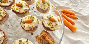 Beitragsbild des Blogbeitrags Saftige Karottenkuchen-Muffins für Ostern ohne Mehl und Butter