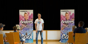 Beitragsbild des Blogbeitrags Interview mit Mobbingfrei-Experte Yannick Haile: „Wie aus einem gemobbten Kind ein Superheld wird“
