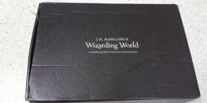 Beitragsbild des Blogbeitrags (Unboxing) – J.K. Rowling’s Wizarding World – Magical Must – Haves