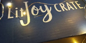 Beitragsbild des Blogbeitrags (Unboxing) – LitJoy Crate – Forged in Friendship
