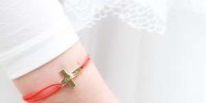 Beitragsbild des Blogbeitrags Geschenk zur Kommunion: Ein Armband mit Namen von Merci Maman