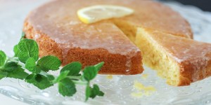 Beitragsbild des Blogbeitrags Sauer macht lustig: Mit einem Rezept für Lemon Drizzle Cake in Feierlaune inkl. Rezept 