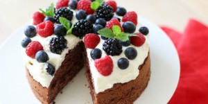Beitragsbild des Blogbeitrags Ganz einfach: Frische Beerentorte mit Quark-Mascarponecreme