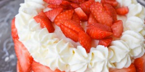 Beitragsbild des Blogbeitrags Gastbeitrag: Erfrischende Erdbeer-Topfentorte für die Sommerparty