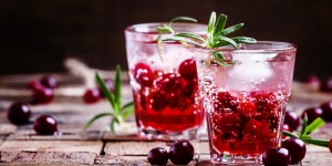 Beitragsbild des Blogbeitrags 3 köstliche Cocktail Rezepte mit und ohne Alkohol für den Winter & Silvester