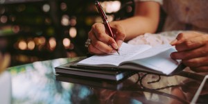 Beitragsbild des Blogbeitrags Innehalten & Dankbarkeit entwickeln durch Daily Journaling
