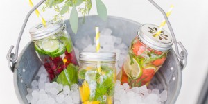 Beitragsbild des Blogbeitrags Sommerlich frisch mit Früchten und Kräutern: Drei Infused Water Rezepte 