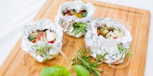 Beitragsbild des Blogbeitrags Köstliche Grillpäckchen mit Gemüse und Schafkäse