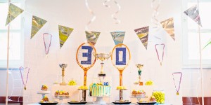 Beitragsbild des Blogbeitrags Eine großartige Überraschung zum 30. Geburtstag: Tennisparty mit Hot Dog Station und personalisierter Coca Cola