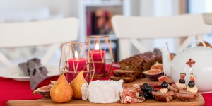 Beitragsbild des Blogbeitrags Früchtebrot mal anders: Als pikante Spieße mit Rohschinken, Käse & Feigen