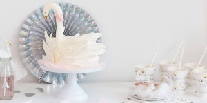 Beitragsbild des Blogbeitrags Rezept & Anleitung für eine zauberhafte Schwan Torte mit Brush Stroke Federn 