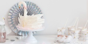 Beitragsbild des Blogbeitrags Rezept & Anleitung für eine zauberhafte Schwan Torte mit Brush Stroke Federn