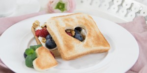 Beitragsbild des Blogbeitrags Frühstück ans Bett: Mit einem fruchtigen Herz Toast 