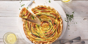 Beitragsbild des Blogbeitrags Rezept: Bunter Gemüsequiche mit Karotten & Zucchini 