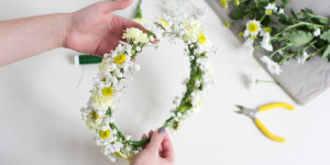 Beitragsbild des Blogbeitrags Sommerliches Accessoire selber machen: DIY Blumenkranz 