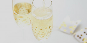 Beitragsbild des Blogbeitrags Schnelles DIY: Sektgläser mit Nagellack verzieren