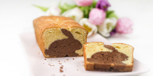 Beitragsbild des Blogbeitrags Rezept: Einen Hasen-Kuchen mit Überraschung zu Ostern backen
