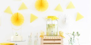 Beitragsbild des Blogbeitrags Geburtstag in Sonnengelb mit Wimpelgirlande und Freebie