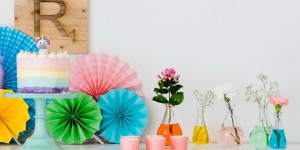 Beitragsbild des Blogbeitrags Deko-Tipp: Regenbogen-Blumenvasen mit Lebensmittelfarbe 