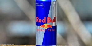 Beitragsbild des Blogbeitrags Red Bull und das Sportmarketing – vom Funsport zum Fußball 