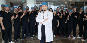 Beitragsbild des Blogbeitrags Haartransplantation in der Türkei – Sicher und günstig