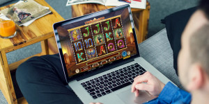 Beitragsbild des Blogbeitrags Offline vs. Online Spielautomaten: Welche werden sich durchsetzen?