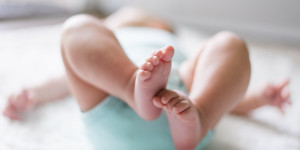 Beitragsbild des Blogbeitrags Wie lange tragen Babys einen Body? 