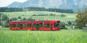 Beitragsbild des Blogbeitrags Panorama-Straßenbahn Innsbruck: Von der City in die Natur