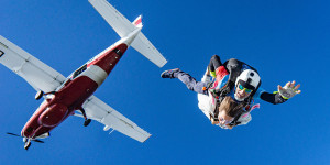 Beitragsbild des Blogbeitrags Fallschirmspringen in Österreich: alle Infos + die besten Anbieter 2023 